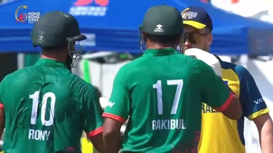 ২১ ছক্কায় বাংলাদেশকে বিধ্বস্ত করল অস্ট্রেলিয়া